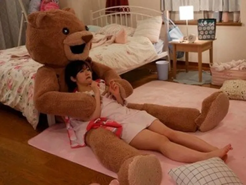 Chú em gái nhồi bông và em học sinh nữ ngây thơ