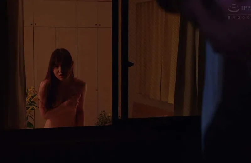 Cô gái nhà kế bên anh xã gã chồng nhà cạnh bên thường xuyên thay đồ ở ngay cửa sổ