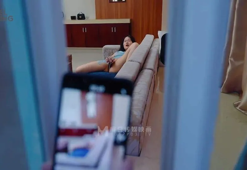 đột nhập nện em nhà sát bên đang thủ dâm